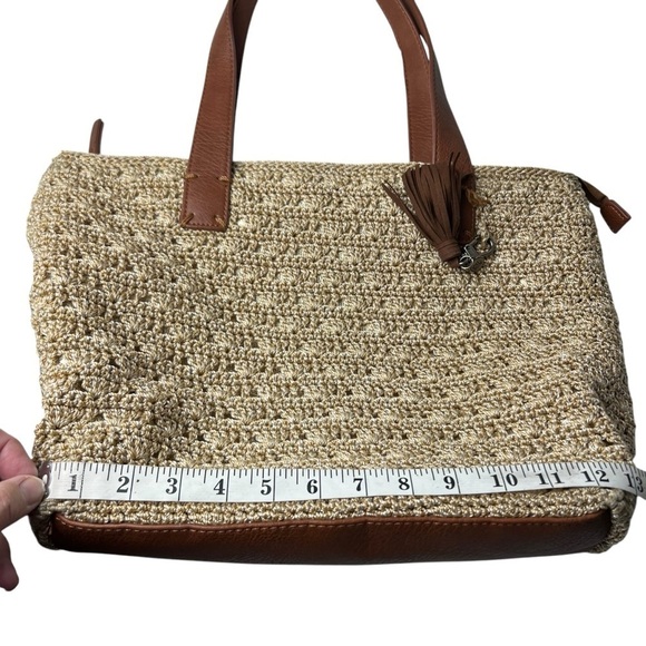 The Sak Women Hand Crocheted Bag Purse Tote Fairmont Large Gold Tan Woven Tassel - Picture 8 of 10